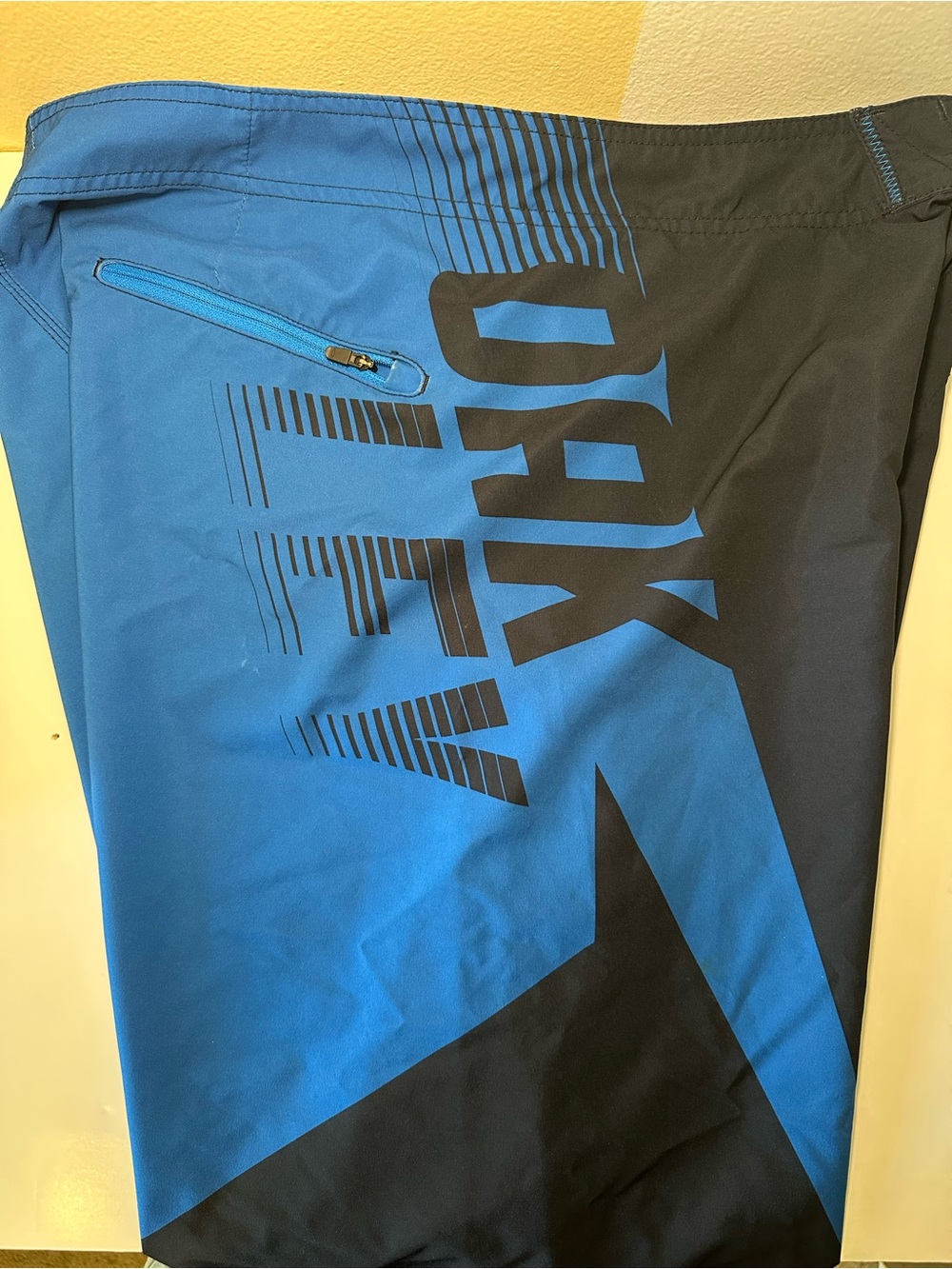 Oakley Blue & Black Board Shorts Mens Size 36